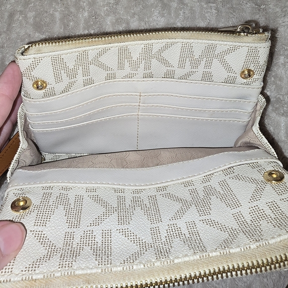 Michael Kors Fulton Crossbody - Vanilla Monogram Euc - Picture 14 of 16